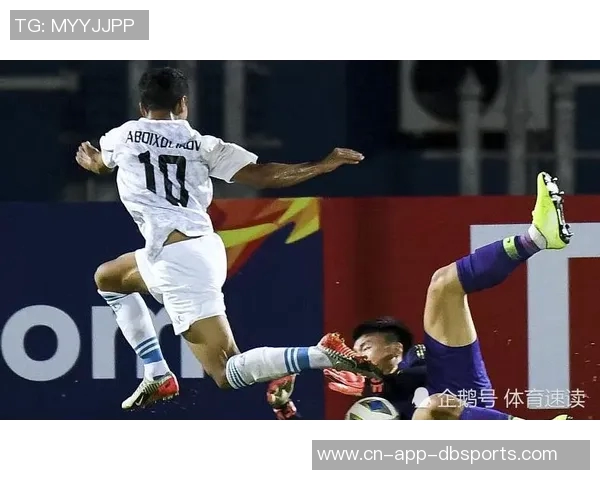 追梦与球迷争执裁判出面调解展现职业素养与冷静处理能力