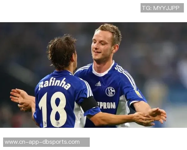 拉基蒂奇与诺伊尔阿萨莫阿合影穆勒赞叹组合实力强大